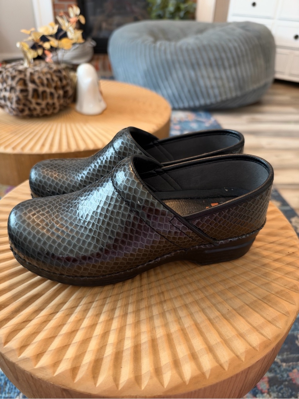 Dansko Pro XP clogs dark metallic/gray snakeskin patent leather Size 39/8.5